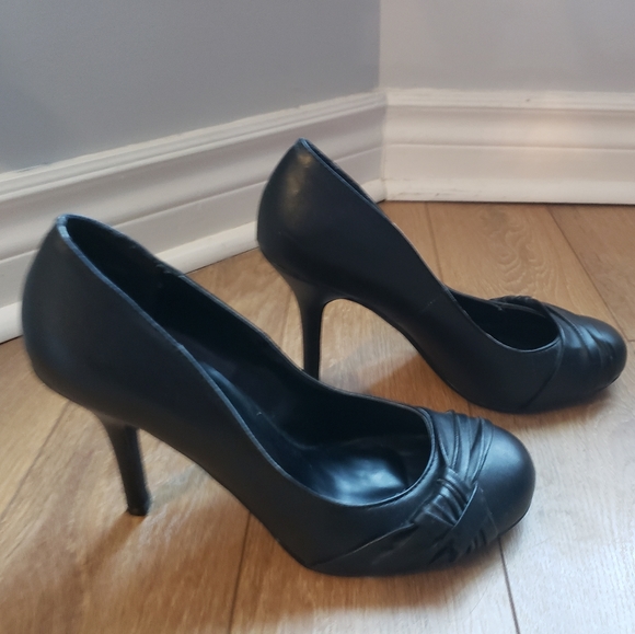 Black heels - Picture 3 of 4